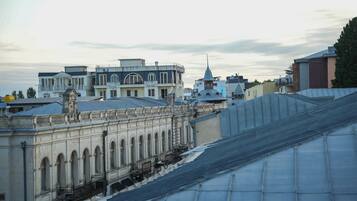 Habitación clásica con 1 cama doble o 2 individuales, balcón, vistas a la ciudad | Escritorio, espacio para trabajar con un portátil, wifi gratis