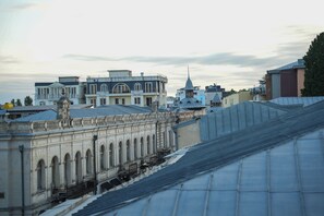 Habitació doble o amb dos llits individuals clàssica, balcó, vistes a la ciutat | Escriptori, espai de treball apte per a portàtils i wifi gratuïta