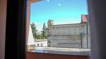 Schreibtisch, laptopgeeigneter Arbeitsplatz, kostenloses WLAN