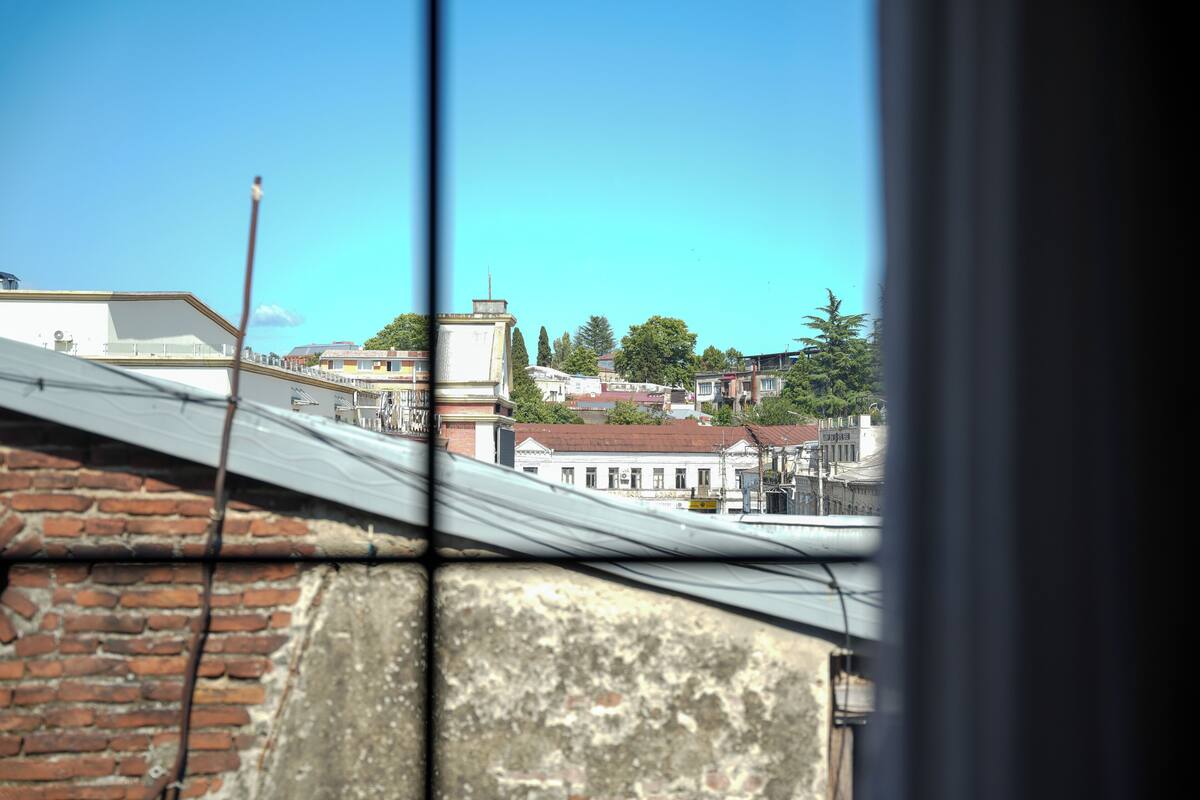 Economy kamer, 1 twee- of 2 eenpersoonsbedden, balkon, uitzicht op stad | Een bureau, een laptopwerkplek, gratis wifi