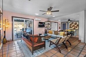 Smart TV, fireplace, books, stereo - Boutique Oasis w/ Private Yard, 5 acres, Hot Tub, Views, Stargazing, Fire Pit (Joshua Tree)