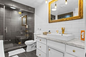 Douche, séchoir à cheveux, serviettes fournies, savon