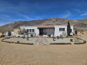 Exterior - Boutique Oasis w/ Private Yard, 5 acres, Hot Tub, Views, Stargazing, Fire Pit (Joshua Tree)