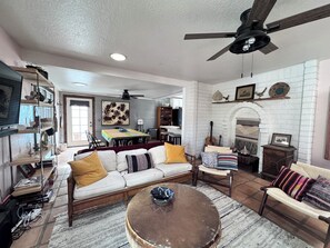 Smart TV, fireplace, books, stereo - Boutique Oasis w/ Private Yard, 5 acres, Hot Tub, Views, Stargazing, Fire Pit (Joshua Tree)