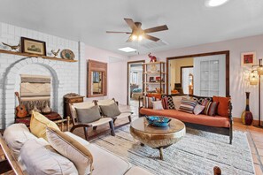 Smart TV, lareira, livros, aparelho de som