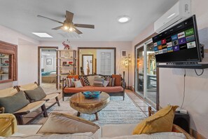 Smart TV, chimenea, libros y estéreo 