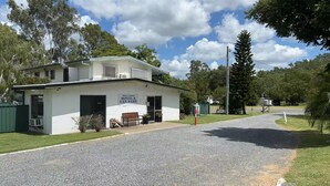 A white motel with a sign reading "Mount Morgan Motel & Van Park." - 1 Showgrounds Road Horse Creek QLD 4714 (Horse Creek)