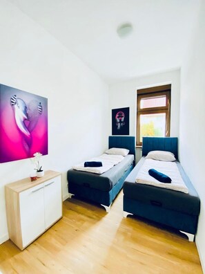 Basic Room | Iron/ironing board