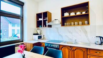 Kühlschrank, Mikrowelle, Ofen, Herdplatte