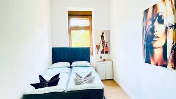 Basic Room | Iron/ironing board