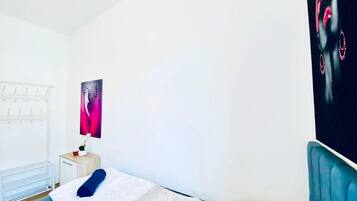 Basic Room | Iron/ironing board