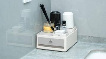 Phòng đơn, ban công, quang cảnh thành phố | Bàn, khu vực làm việc phù hợp cho laptop