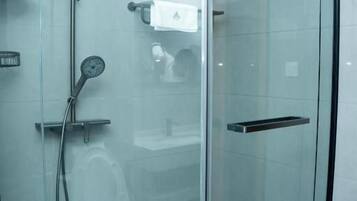 Phòng đơn, ban công, quang cảnh thành phố | Bàn, khu vực làm việc phù hợp cho laptop