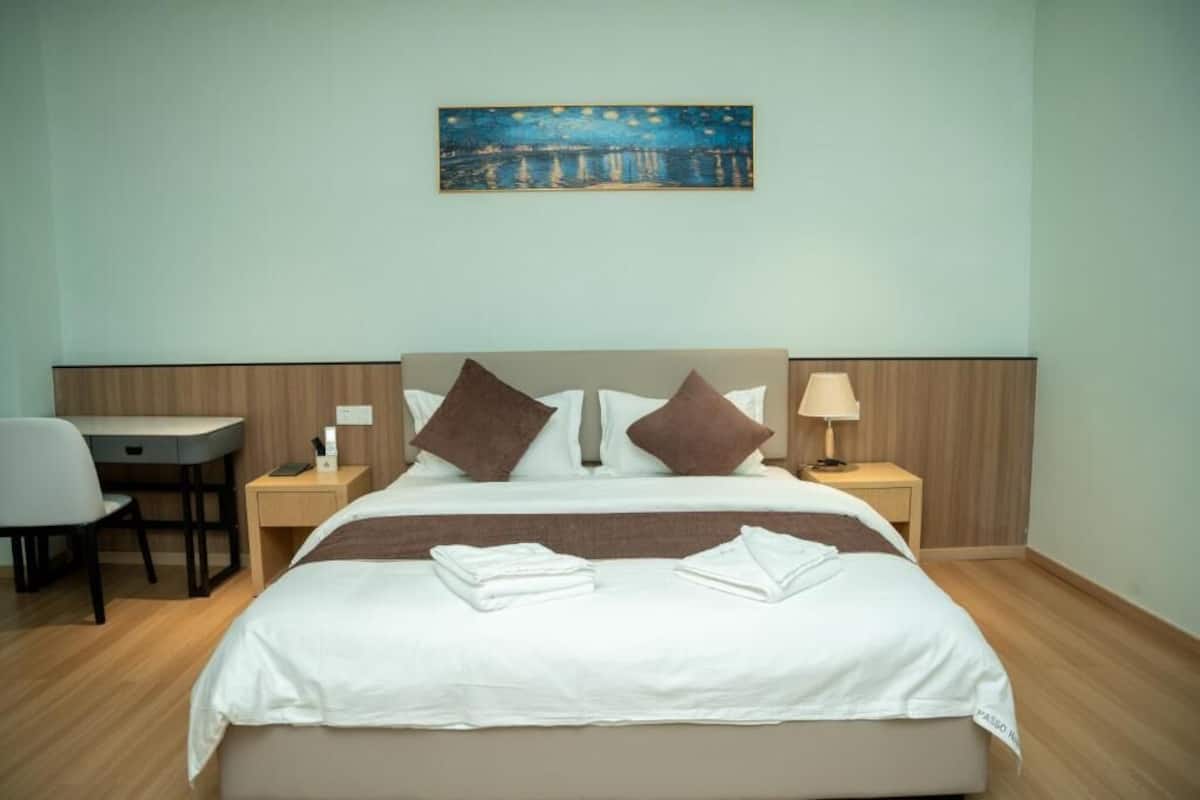 Habitación individual, balcón, vistas a la ciudad | Escritorio, espacio para trabajar con un portátil, wifi gratis