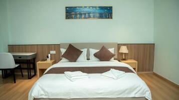 Phòng đơn, ban công, quang cảnh thành phố | Bàn, khu vực làm việc phù hợp cho laptop