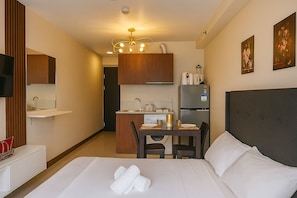 1 dormitori, planxa i posts de planxar, Internet i roba de llit