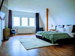 4 bedrooms, desk, travel cot, free WiFi