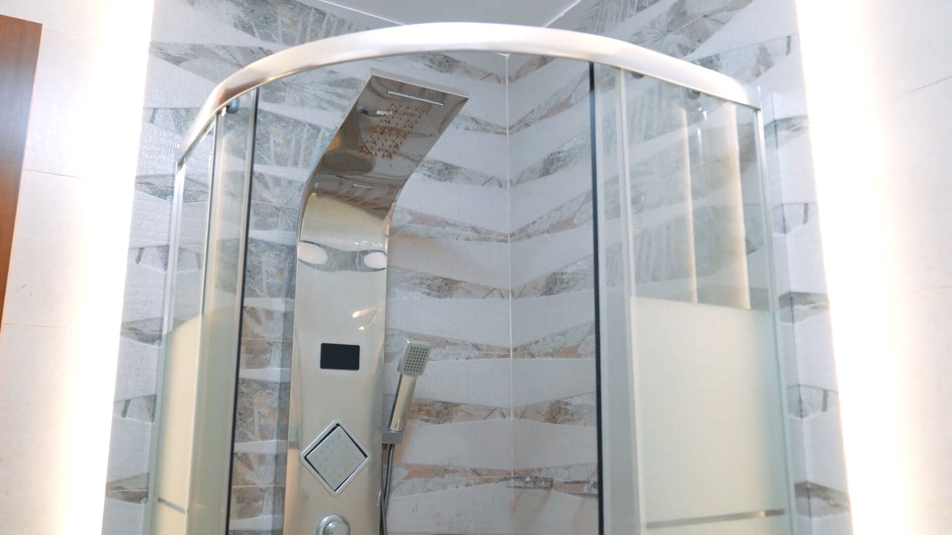 Regadera, secadora de cabello, toallas, jabón 