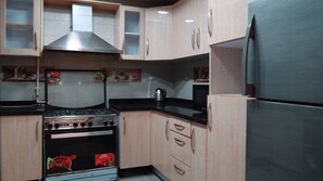 Refrigerador con congelador, microondas y parrilla de estufa 