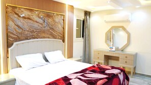 Escritorio, espacio para trabajar con laptop y wifi gratis 