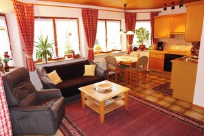 TV - Apartment 'Puppenstübchen - Apt 3' with Private Terrace, Private Garden and Wi-Fi (Seelbach)