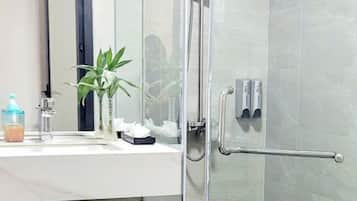 Kamar Double Deluks | Kamar mandi | Pancuran hujan, pengering rambut, sandal, dan handuk