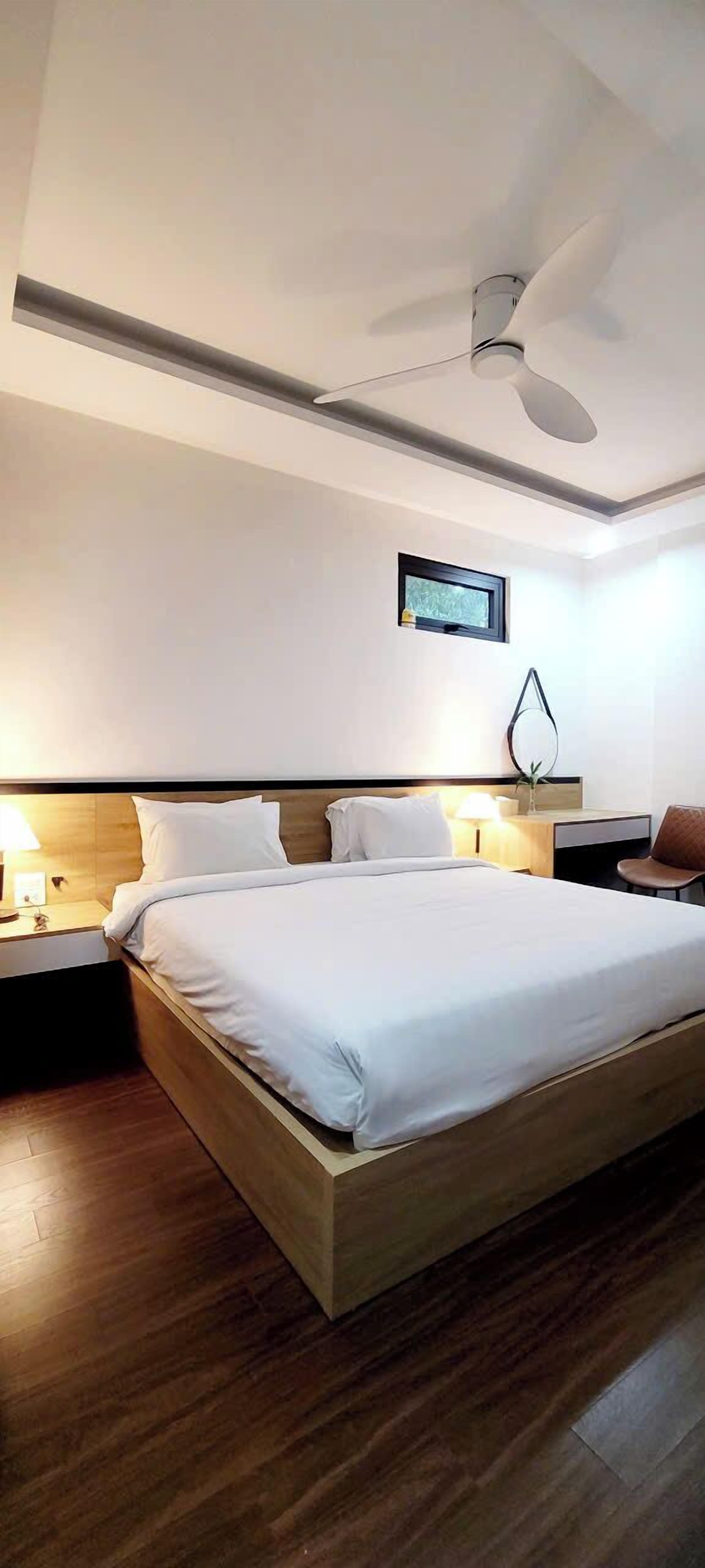 Quarto casal luxo | Cofres nos quartos, cortinas blackout, Wi-Fi de cortesia