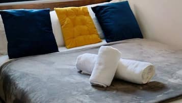 1 habitación, escritorio, tabla de planchar con plancha y wifi