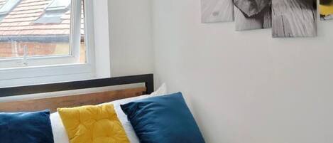 1 slaapkamer, een bureau, een strijkplank/strijkijzer, wifi