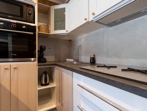 Fridge, microwave, oven, cookware/dishes/utensils