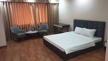 Superior Double Room, City View | Living area