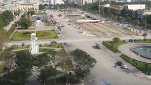 Panorama urbano con una piazza centrale, edifici e una torre dell'orologio.