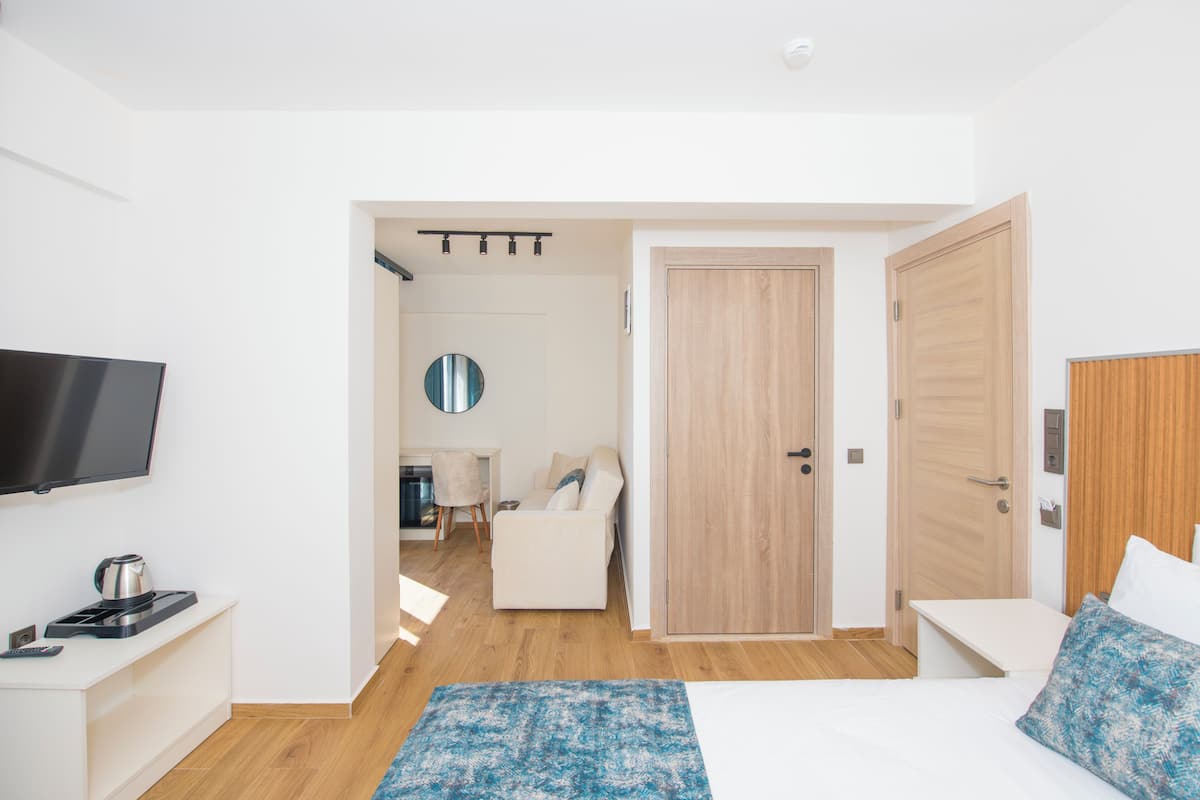 Deluxe Room, 1 King Bed with Sofa bed, Pool View | WiFi (free)