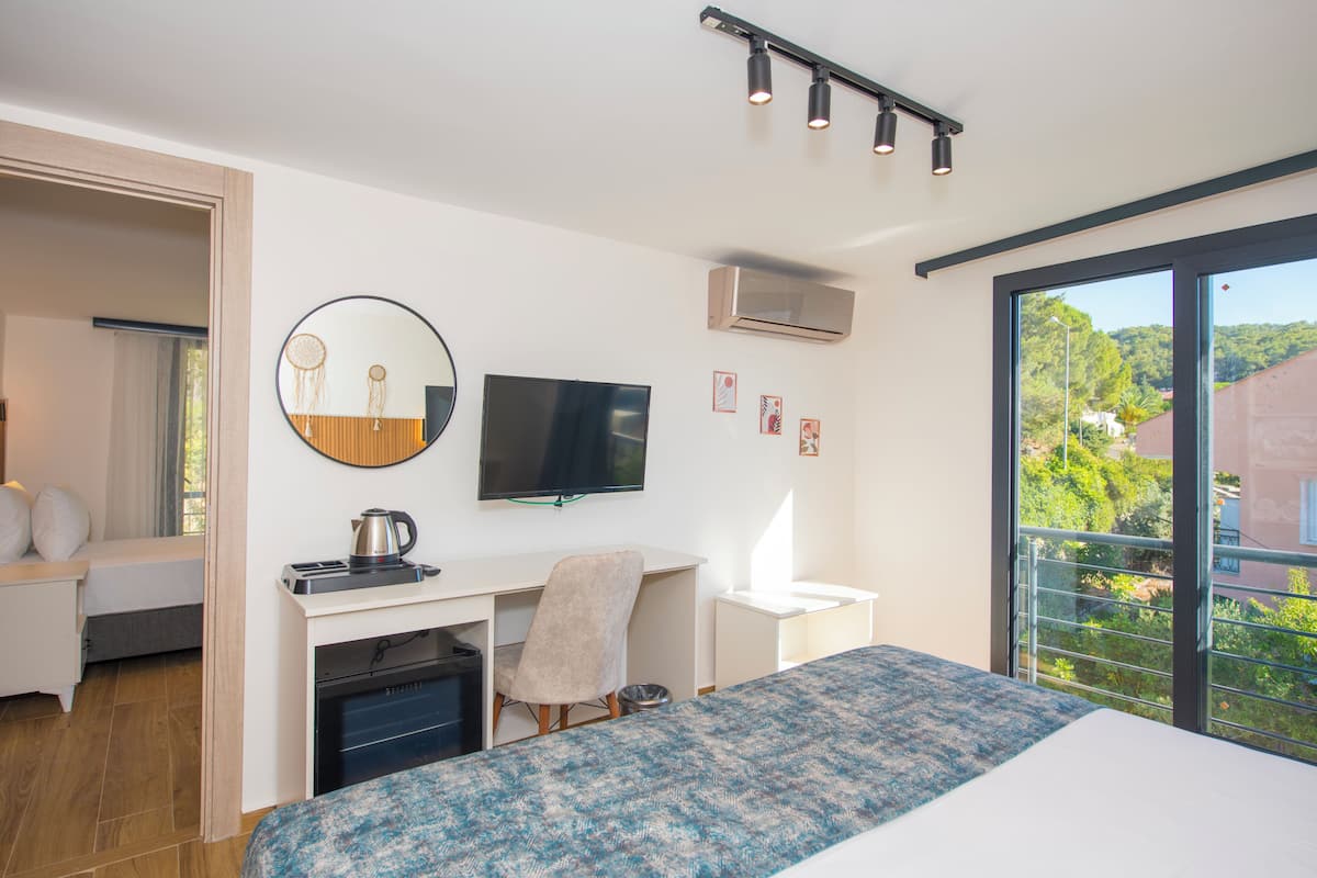 Deluxe Suite, Multiple Beds | WiFi (free)