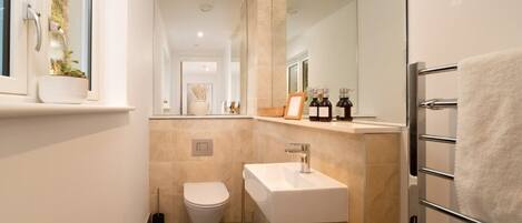 Een haardroger, handdoeken, zeep, toiletpapier