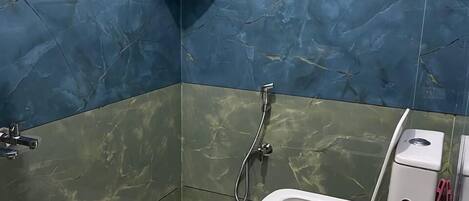 Un baño con inodoro, ducha y lavamanos.