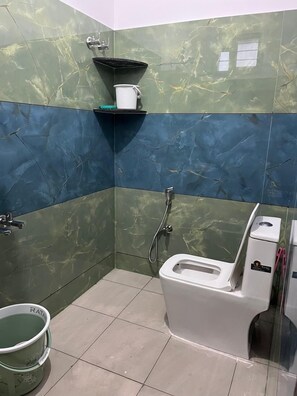 ห้องดีลักซ์ดับเบิล, ระเบียง, วิวสวน | ห้องน้ำ | ฝักบัว, ผ้าเช็ดตัว, สบู่, ยาสระผม