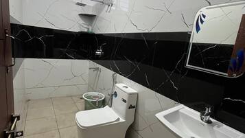 Kamar Double Keluarga, balkon, pemandangan kebun | Kamar mandi | Shower, handuk, sabun, dan sampo