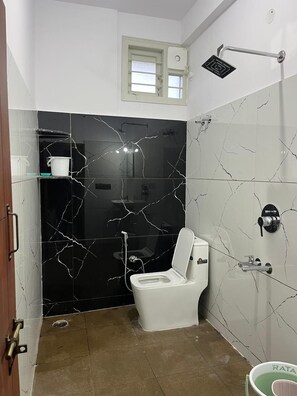 Deluxe Double Room, Balcony, Garden View | Bathroom | Shower, towels, soap, shampoo - shree stay in (Chikkamagaluru)