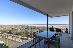Outdoor dining - Beachfront Apartment in Isla Canela (Ayamonte)