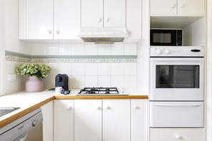 Wasserkocher mit Kaffee-/Teezubehör, Kühlschrank, Mikrowelle, Ofen