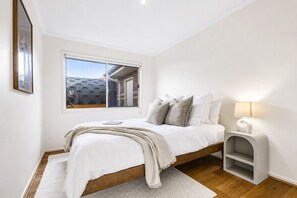 3 bedrooms, desk, iron/ironing board, free WiFi