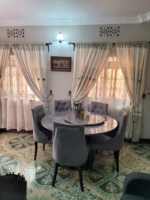 Apartamento luxo | Opções para refeição no quarto