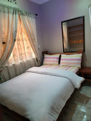 Deluxe Apartment | Iron/ironing board, free WiFi