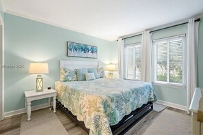 2 Schlafzimmer, Schreibtisch, Bügeleisen/Bügelbrett, Reisekinderbett