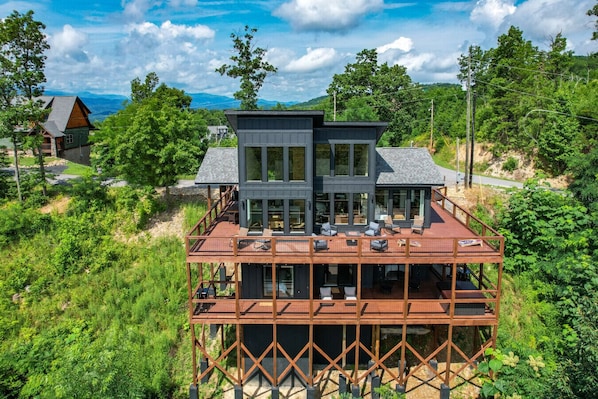 Exterior - Breathtaking Views! - Modern & Private - 3 King Beds (Gatlinburg)