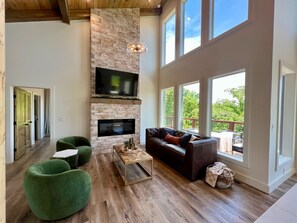 TV connectée, cheminée, jeux vidéo