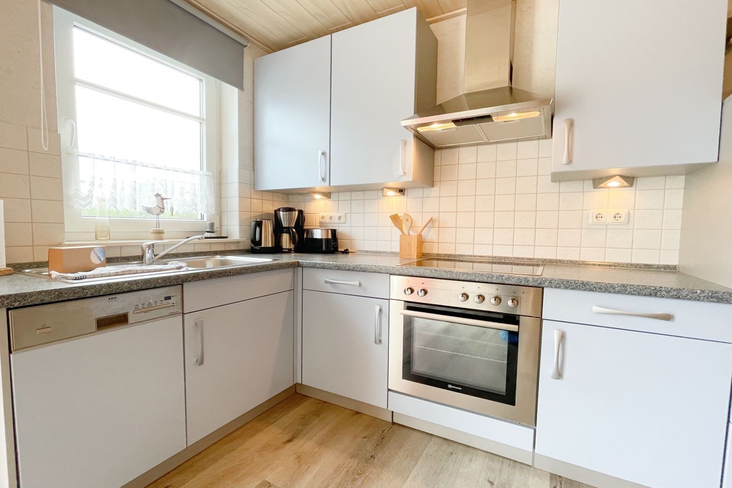 Coffee/tea maker, fridge, microwave, oven