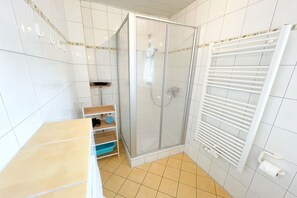 Shower, hair dryer, towels - Tannengrund - Comfortable vacation apartment little time out with terrace and garden (Loddin)