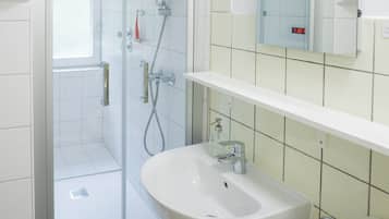 Serviettes fournies, papier toilette